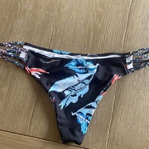 Bikini bottom. Floral print.